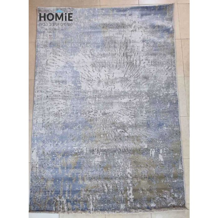 שטיח אבסטרקטי מודרני מעוצב דגם קארינה 02 בצבע כחול, אפור, בז' ושמנת. השטיח היוקרתי העשוי היטסט-ויסקוזה מתאים לסלון, חדר שינה, מסדרון, חדר ילדים ותינוקות, חדר אורחים, פינת ישיבה, פינת משחקים, פינת אוכל, חדר עבודה ומשרד. 