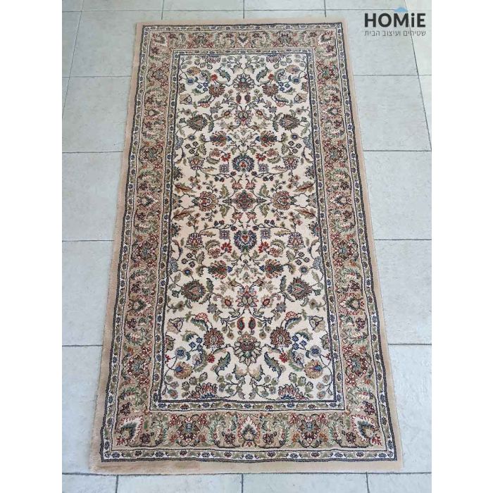 שטיח קלאסי מדליון פרחוני אדום דגם פנתאון 51/65 בצבע בז' עם נגיעות צבע מרהיבות. השטיח המפואר והיוקרתי מתאים לסלון, לחדר שינה, לחדר אורחים, למסדרון, למטבח, לפינת אוכל, לחדר עבודה ולמשרד. 