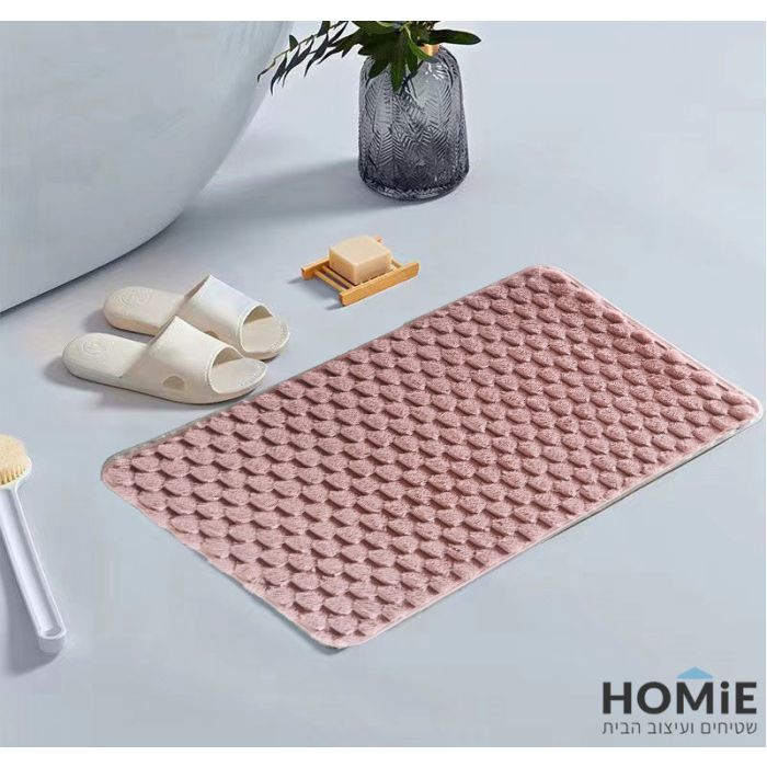 שטיח אמבטיה פרווה דקורטיבי מודרני כפרי דגם מיורקה 04 בצבע ורוד. השטיח היוקרתי והמפנק יתאים גם לחדר שינה, חדר ילדים ותינוקות, אמבטיה, שירותים, מטבח, משרד ועוד. הוא מגיע בקונסטרוקציית צורות גיאומטריות עדינות מראה ושכבת גומי נגד החלקה בתחתית. .