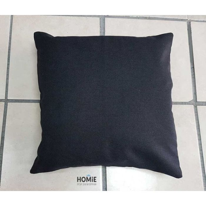 כרית נוי חלקה בצבע שחור לסלון, לחדר שינה, לחדר ילדים ושאר חלל הבית. הכרית בסגנון הפשתן בעלת בד עבה ואיכותי ותתאים לכל סגנון בביתכם. 