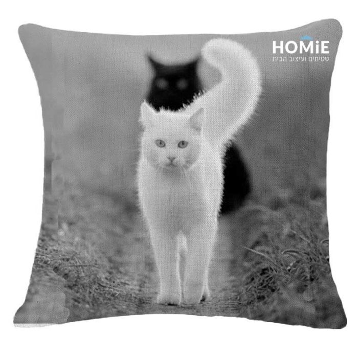 כרית נוי לסלון ושאר חלל הבית דגם חתולים (לבן ושחור) בשדה. הכרית המדליקה מתאימה גם לחדר שינה, חדר ילדים ותינוקות, חדר משפחה ואורחים, פינת ישיבה, פינת אוכל, חדר עבודה, משרד, בית ספר, גן ילדים ואולם אירועים. 