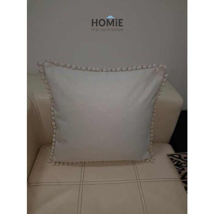 כרית נוי דקורטיבית לסלון, לחדר שינה, לחדר ילדים ושאר חלל הבית דגם מיקה בצבע שמנת.