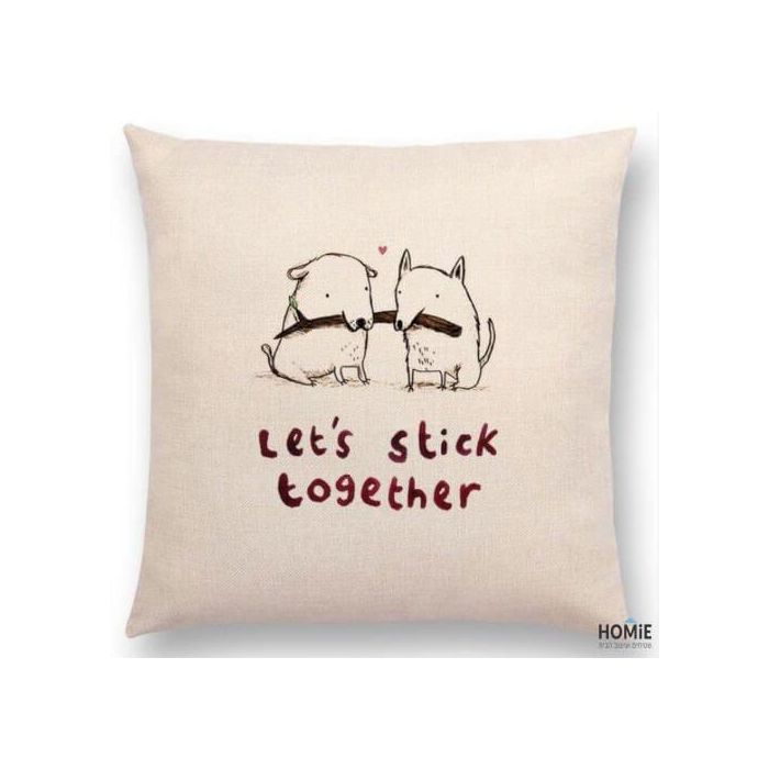 כרית נוי מדליקה ואיכותית לסלון, לחדר שינה, לחדר ילדים ושאר חלל הבית דגם כלבים אוחזים מקל בצבע אוף וויט ובורדו.