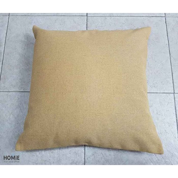 כרית נוי חלקה בצבע חרדל במראה פשתן של הומי - תצלום מלא