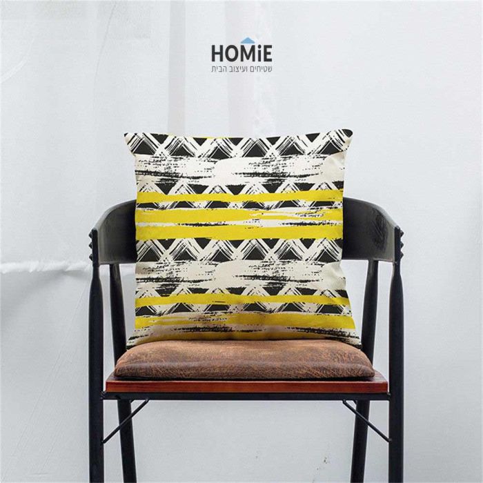 כרית נוי גיאומטרית אבסטרקטית מדליקה ואיכותית לסלון, לחדר שינה ושאר חלל הבית דגם משולשים פסים בצבע צהוב ושחור. הכרית תכניס שיק וסטייל לחלל החדר