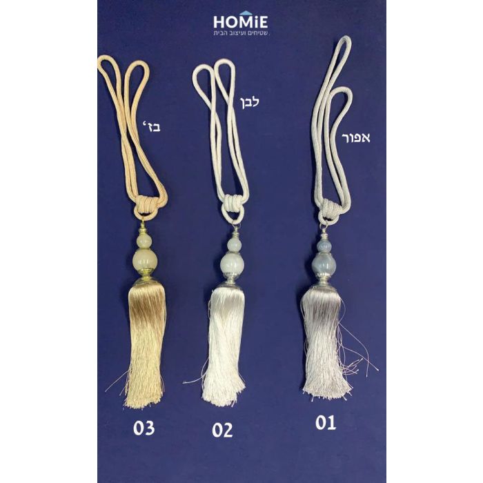 פורטיירה קושרה (חבק) צמה דקורטיבית וינטג' לוילון דגם קלאופטרה . החבק המודרני המהודר שמיוצר בעבודת יד מתאים לכל סוגי הוילונות וכל סגנונות העיצוב. הוא יוסיף המון חן והדר לכל וילון וישדרג את החלל בכמה רמות. החבק עוטף ומחזיק את הוילון בצורה אופטימלית בעזרת קש