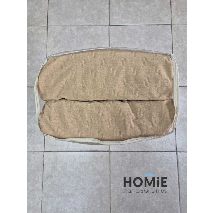 כיסוי סלון אלסטי בז' תבליטים גיאומטריים דגם קולורדו 03. הכיסוי בעל בד ריפוד יוקרתי ומתאים למגוון ספות.