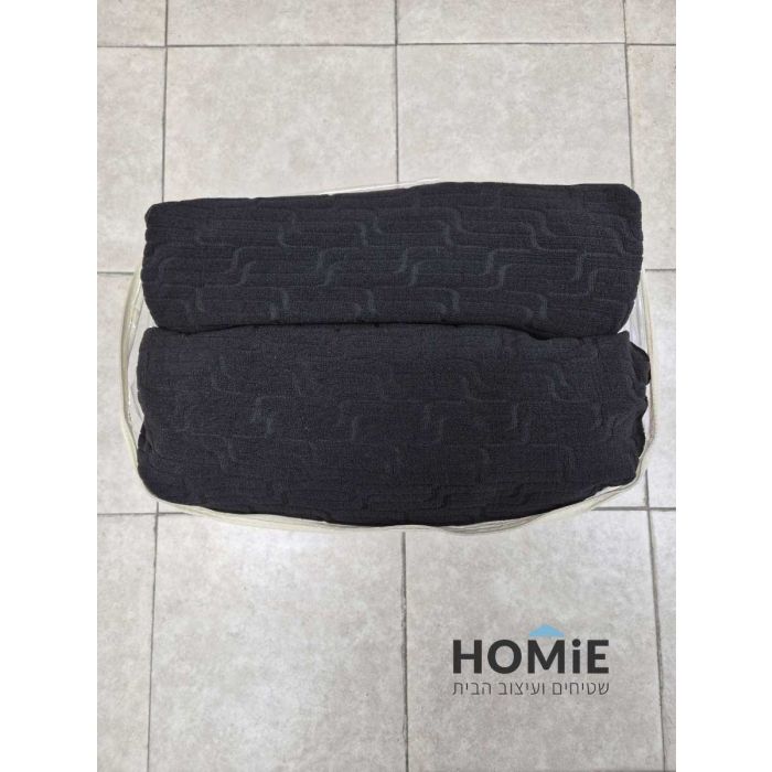 כיסוי סלון אלסטי שחור תבליטים גיאומטריים דגם קולורדו 06. הכיסוי בעל בד ריפוד יוקרתי מודרני ומתאים לספות סטנדרטיות.