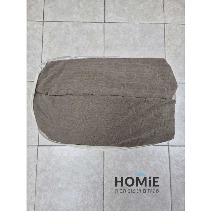 כיסוי סלון אלסטי חום תבליטים גיאומטריים דגם קולורדו 04. הכיסוי בעל בד ריפוד יוקרתי ומתאים לספות סטנדרטיות.