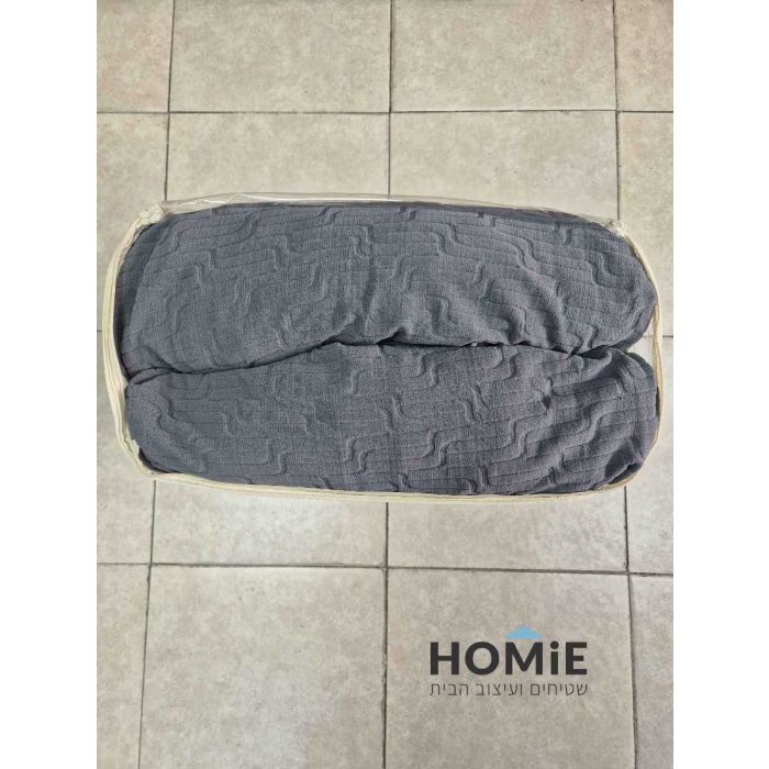 כיסוי סלון אלסטי אפור תבליטים גיאומטריים דגם קולורדו 02. הכיסוי בעל בד ריפוד יוקרתי מודרני ומתאים לספות שונות.