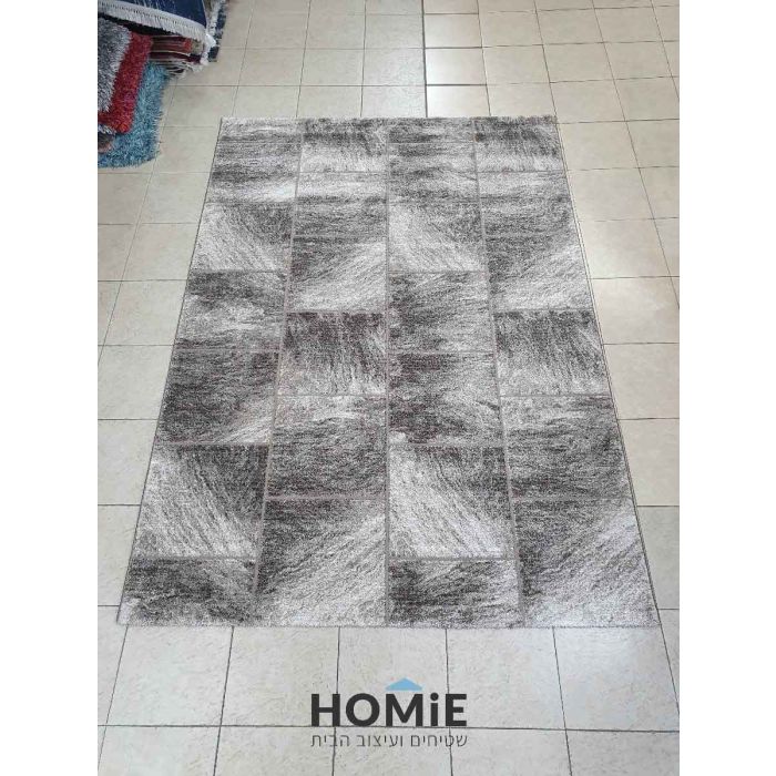 שטיח טלאים גיאומטרי אבסטרקטי ריבועים מודרני יוקרתי דגם מילאנו 61/70 בצבע חום בז'. השטיח יתאים לסלון, לחדר שינה, לחדר ילדים, לפינת משחקים, למסדרון, למטבח, לפינת אוכל, לחדר עבודה ולמשרד. 