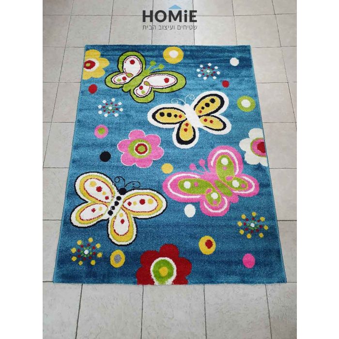 שטיח לחדר ילדים מודרני יוקרתי דגם פרפרים ופרחים צבעוניים רקע כחול. השטיח המגניב והאיכותי יתאים גם לחדר תינוקות, חדר שינה, פינת משחקים, גן ילדים ובית הספר.