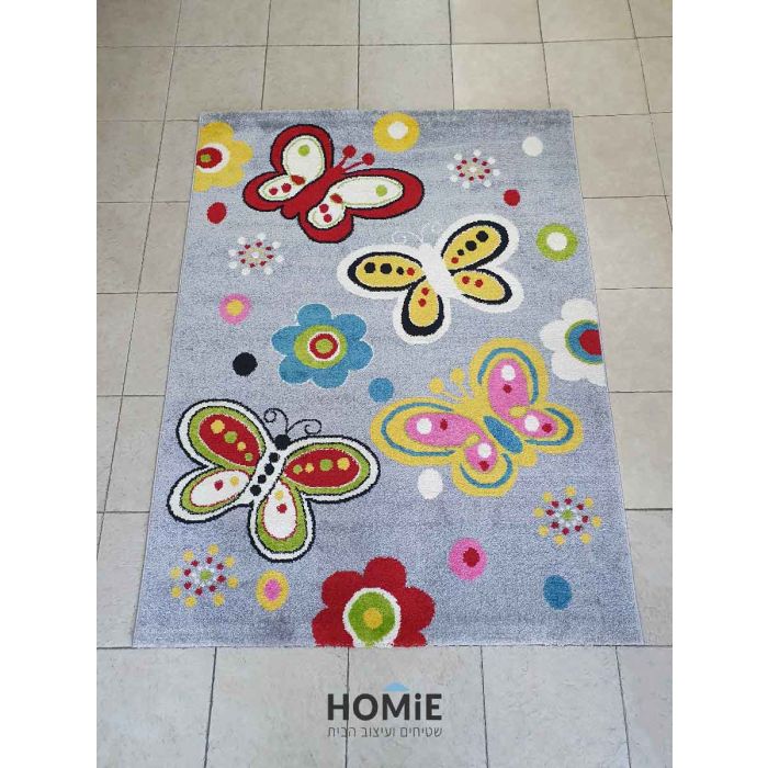 שטיח לחדר ילדים מודרני יוקרתי דגם פרפרים ופרחים צבעוניים רקע אפור. השטיח המגניב והאיכותי יתאים גם לחדר תינוקות, חדר שינה, פינת משחקים, גן ילדים ובית הספר. 