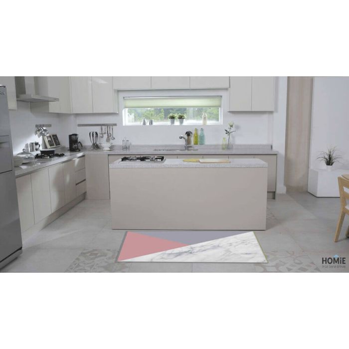 שטיח ויניל גיאומטרי משולשים למטבח איכותי ודקורטיבי עשוי פי וי סי (PVC) לינולאום בהדפסה איכותית עם שכבה נגד החלקה בצבע ורוד, אפור ולבן דגם טריקולור. 