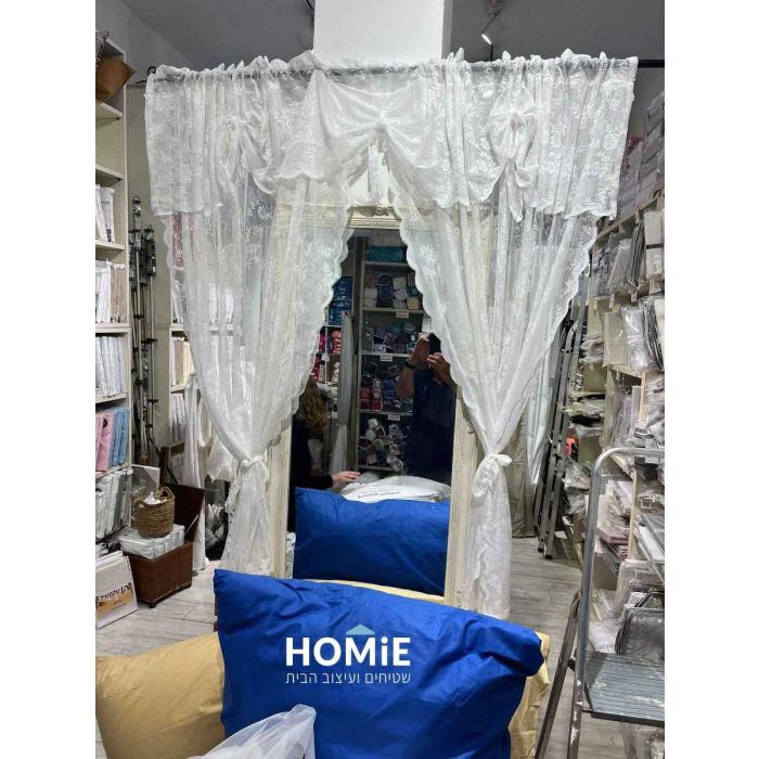 וילון וינטג' תחרה + כותרת פרחוני אוף וויט דגם רוז. הוילון הכפרי מתאים לסלון.