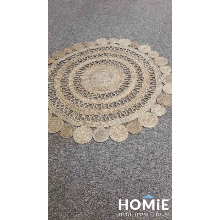 שטיח עגול בעבודת יד עשוי חבל יוטה טבעי – דגם קיוטו, מוצג בזווית נמוכה, שמדגישה את עובי החבל והטקסטורה - קוטר 150