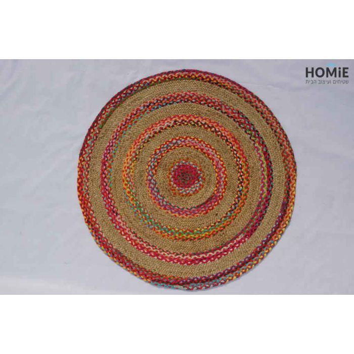 שטיח חבל (יוטה) טבעי מודרני גיאומטרי משולב כותנה צבעונית עבודת יד דגם קוסקו 02. השטיח המעוצב בסגנון הכפרי-גיאומטרי נארג בעבודת יד על ידי אמן והושקעה בו עבודה רבה. הוא מתאים לסלון, לחדר שינה, לחדר ילדים, לאמבטיה, למסדרון, לחדר אורחים, לחדר/פינת משחקים, לפי