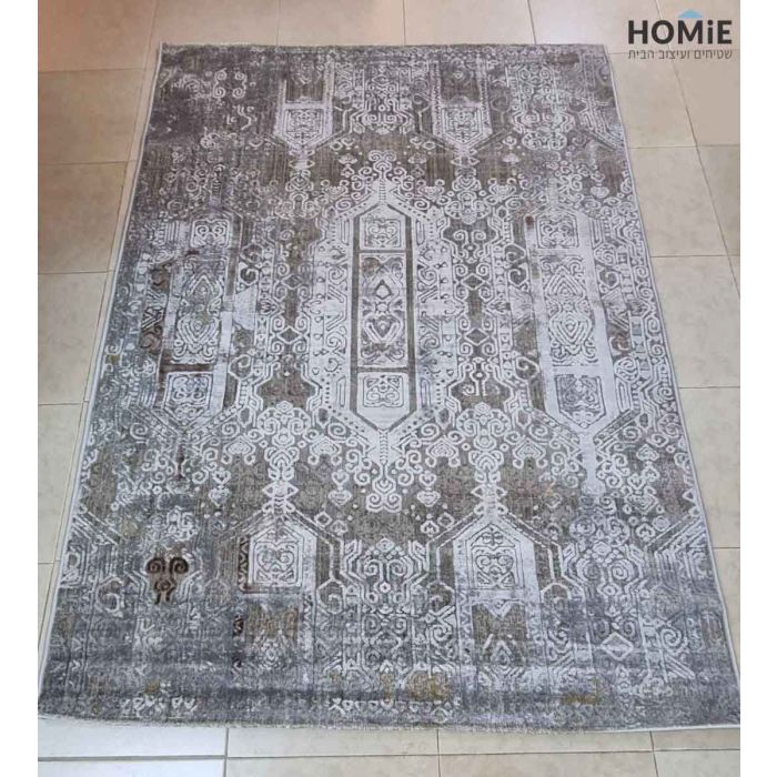 שטיח וינטג' קלאסי מדליונים מעוצב משופשף דגם קארינה 05 בצבע אפור, בז', חום ושמנת. השטיח המרשים והיוקרתי העשוי היטסט-ויסקוזה מתאים לסלון, חדר שינה, מסדרון, חדר ילדים ותינוקות, חדר אורחים, פינת ישיבה, פינת משחקים, פינת אוכל, חדר עבודה ומשרד.