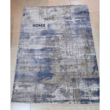 שטיח אבסטרקטי מודרני מעוצב דגם קארינה 01 בצבע כחול, אפור, בז' ושמנת. השטיח היוקרתי העשוי היטסט-ויסקוזה מתאים לסלון, חדר שינה, מסדרון, חדר ילדים ותינוקות, חדר אורחים, פינת ישיבה, פינת משחקים, פינת אוכל, חדר עבודה ומשרד.