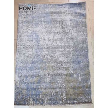 שטיח אבסטרקטי מודרני מעוצב דגם קארינה 02 בצבע כחול, אפור, בז' ושמנת. השטיח היוקרתי העשוי היטסט-ויסקוזה מתאים לסלון, חדר שינה, מסדרון, חדר ילדים ותינוקות, חדר אורחים, פינת ישיבה, פינת משחקים, פינת אוכל, חדר עבודה ומשרד. 