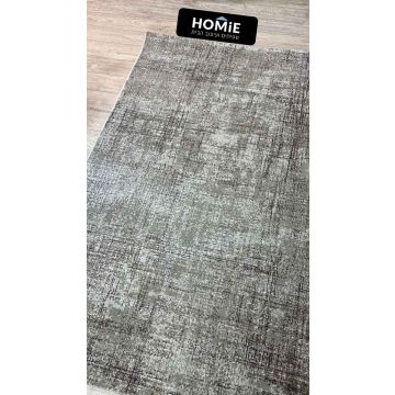 שטיח סלון מודרני אבסטרקטי חום-בז' דגם פנטנל על פרקט, המציג את הצבעים החמים והמרקם הרך והעיצוב האבסטרקטי - צילום כולל