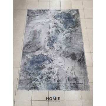 שטיח אבסטרקטי מודרני יוקרתי דגם אוליביה 98/953 בצבע אפור בהיר, אפור כהה, כחול ובז'. השטיח יתאים לסלון, לחדר שינה, לחדר ילדים, למסדרון, למטבח, לפינת אוכל, לחדר עבודה ולמשרד. 