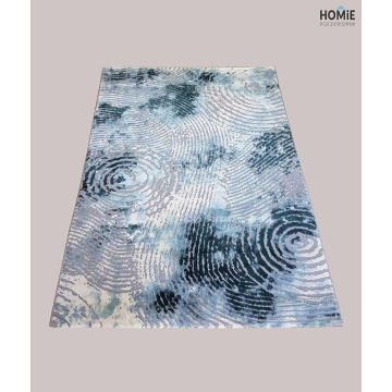 שטיח סלון מודרני אבסטרקטי דגם ג'סיקה 917/953 בגווני אפור, תכלת, ירוק כהה ושמנת, מוצג במלואו על הרצפה