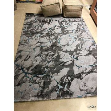 שטיח אבסטרקטי יוקרתי לסלון, לחדר שינה, למטבח ושאר חלל הבית בצבע אפור כהה, אפור בהיר וטורקיז דגם מרקורי AK10A. 