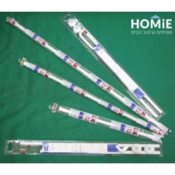 מוט לחץ אלומיניום לוילון אמבטיה ומקלחת דגם טום, מוטות פרושים על משטח ירוק