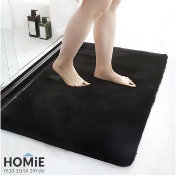 שטיח אמבטיה פרווה חלק שחור דגם טומי 03. השטיח הכפרי היוקרתי בעל מגע קסום ומפנק (כמו משי) וישדרג כל חלל אמבטיה בכמה רמות. השטיח מגיע עם שכבת גומי נגד החלקה המעניקה לו יציבות על הקרקע.