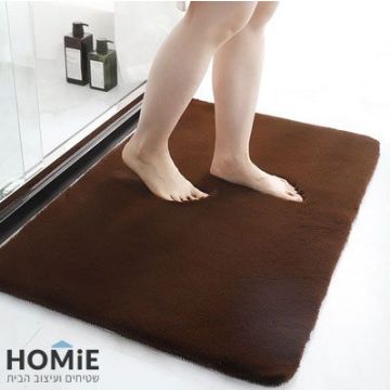 שטיח אמבטיה פרווה חלק חום דגם טומי 04. השטיח הכפרי היוקרתי בעל מגע קסום ומפנק (כמו משי) וישדרג כל חלל אמבטיה בכמה רמות. השטיח מגיע עם שכבת גומי נגד החלקה המעניקה לו יציבות על הקרקע.