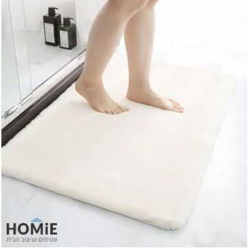 שטיח אמבטיה פרווה חלק מודרני בצבע שמנת דגם טומי. השטיח הכפרי היוקרתי בעל מגע קסום ומפנק (כמו משי) וישדרג כל חלל אמבטיה בכמה רמות. השטיח מגיע עם שכבה נגד החלקה המעניקה לו יציבות על הקרקע. 