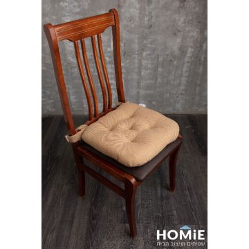 כרית ישיבה לכיסא צבע בז' דגם אקיקו 02. הכרית היוקרתית והמפנקת נוחה מאוד, מצוינת לישיבה ממושכת, תתאים לכל כיסא סטנדרטי ותשתלב היטב בכל חלל.