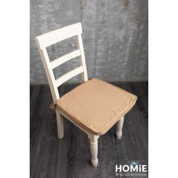 כרית ישיבה לכיסא צבע בז' דגם קרלה 02. הכרית היוקרתית והמפנקת נוחה מאוד, מצוינת לישיבה ממושכת, תתאים לכל כיסא סטנדרטי ותשתלב היטב בכל חלל.