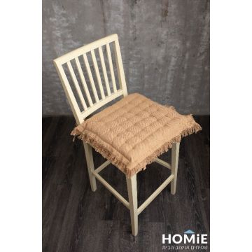 כרית ישיבה לכיסא צבע בז' דגם אמיליה 01. הכרית היוקרתית והמפנקת נוחה מאוד, מצוינת לישיבה ממושכת, תתאים לכל כיסא סטנדרטי ותשתלב היטב בכל חלל.