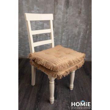 כרית ישיבה לכיסא צבע בז' דגם וידה 02. הכרית היוקרתית והמפנקת נוחה מאוד, מצוינת לישיבה ממושכת, תתאים לכל כיסא סטנדרטי ותשתלב היטב בכל חלל בבית ומחוצה לו.