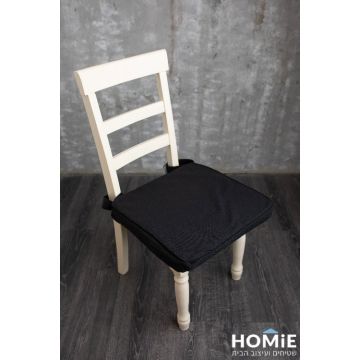 כרית ישיבה לכיסא צבע שחור דגם קרלה 04. הכרית היוקרתית והמפנקת נוחה מאוד, מצוינת לישיבה ממושכת, תתאים לכל כיסא סטנדרטי ותשתלב היטב בכל חלל.