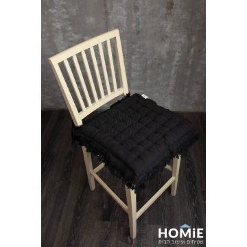 כרית ישיבה לכיסא צבע שחור דגם אמיליה 04. הכרית היוקרתית והמפנקת נוחה מאוד, מצוינת לישיבה ממושכת, תתאים לכל כיסא סטנדרטי ותשתלב היטב בכל חלל.