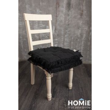 כרית ישיבה לכיסא צבע שחור דגם וידה 06. הכרית היוקרתית והמפנקת נוחה מאוד, מצוינת לישיבה ממושכת, תתאים לכל כיסא סטנדרטי ותשתלב היטב בכל חלל.