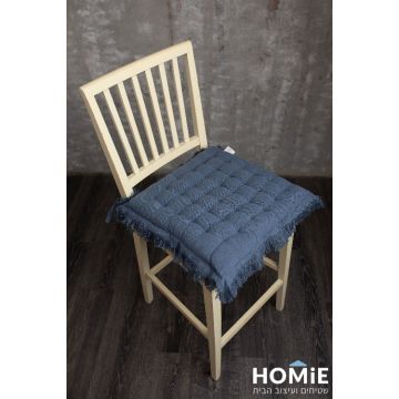 כרית ישיבה לכיסא צבע כחול ג'ינס דגם אמיליה 03. הכרית היוקרתית והמפנקת נוחה מאוד, מצוינת לישיבה ממושכת, תתאים לכל כיסא סטנדרטי ותשתלב היטב בכל חלל.