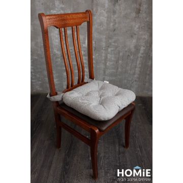 כרית ישיבה לכיסא צבע אפור בהיר דגם אקיקו 03. הכרית היוקרתית והמפנקת נוחה מאוד, מצוינת לישיבה ממושכת, תתאים לכל כיסא סטנדרטי ותשתלב היטב בכל חלל.