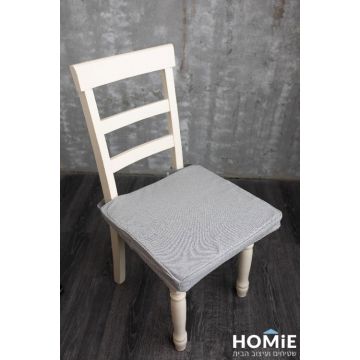 כרית ישיבה לכיסא צבע אפור בהיר דגם קרלה 03. הכרית היוקרתית והמפנקת נוחה מאוד, מצוינת לישיבה ממושכת, תתאים לכל כיסא סטנדרטי ותשתלב היטב בכל חלל.