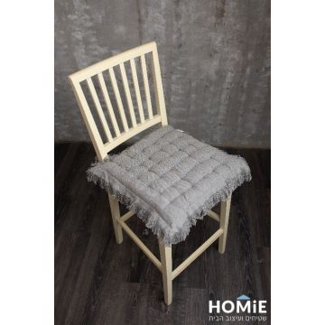 כרית ישיבה לכיסא צבע אפור בהיר דגם אמיליה 02. הכרית היוקרתית והמפנקת נוחה מאוד, מצוינת לישיבה ממושכת, תתאים לכל כיסא סטנדרטי ותשתלב היטב בכל חלל.