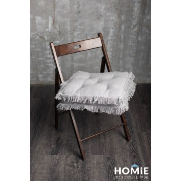 כרית ישיבה לכיסא צבע אפור בהיר דגם וידה 03. הכרית היוקרתית והמפנקת נוחה מאוד, מצוינת לישיבה ממושכת, תתאים לכל כיסא סטנדרטי ותשתלב בכל חלל.