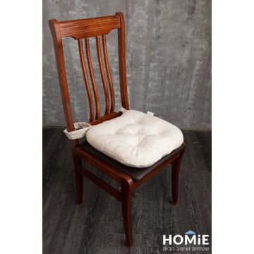 כרית ישיבה לכיסא צבע טבעי דגם אקיקו 01. הכרית היוקרתית והמפנקת נוחה מאוד, מצוינת לישיבה ממושכת, תתאים לכל כיסא סטנדרטי ותשתלב היטב בכל חלל.