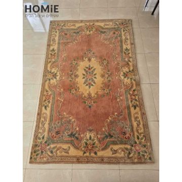 שטיח סיני קלאסי אפרסק צמר עבודת יד אותנטי. השטיח יתאים לסלון ושאר הבית.