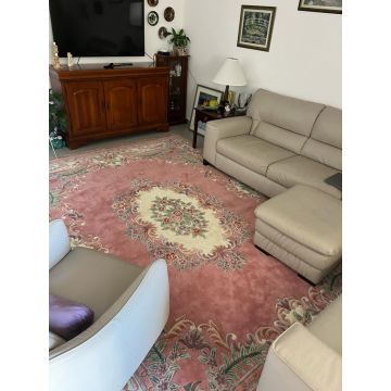 שטיח סיני קלאסי ורוד צמר עבודת יד יוקרתי. השטיח משתלב בסלון ושאר חלל הבית.