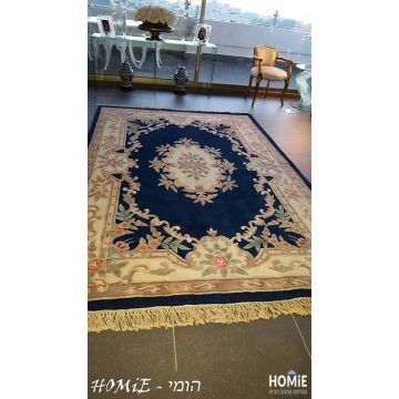 שטיח סיני כחול קלאסי, צמר ניו זילנדי 100% עבודת יד, מתאים לסלון וחללים מודרניים וקלאסיים - מוצג בשלמותו בסלון של לקוחה