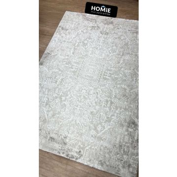 שטיח דגם קולמובו בגווני שמנת ובז’ עם מדליון מרכזי ועיטורים קלאסיים, מונח על רצפת פרקט ומוצג בשלמותו