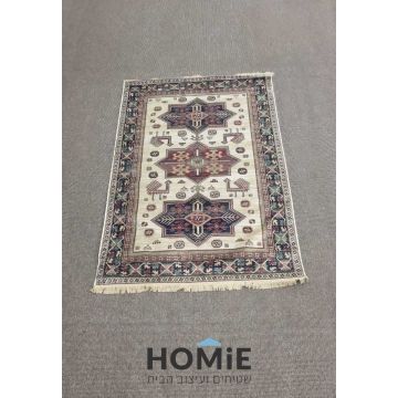 שטיח קלאסי אתני דק דגם לורד 944 עם מדליונים בגווני כחול, אדום ושמנת, פרוס במלואו על הרצפה